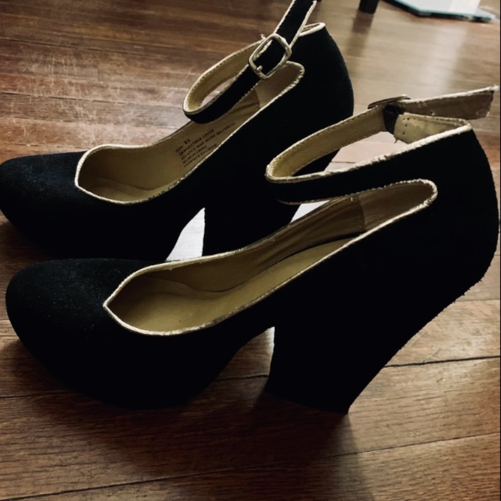 size 8.5 black and gold block heel by kimchi blue